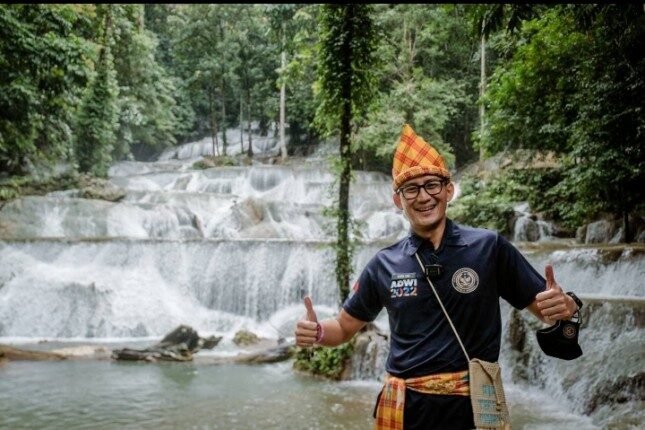 Menparekraf Sandiaga Uno saat visitasi 50 besar desa wisata terbaik Anugerah Desa Wisata Indonesia (ADWI) 2022 di Desa Wisata Air Terjun Moramo, Sumbersari, Sulawesi Tenggara, Jumat (26/8/2022).