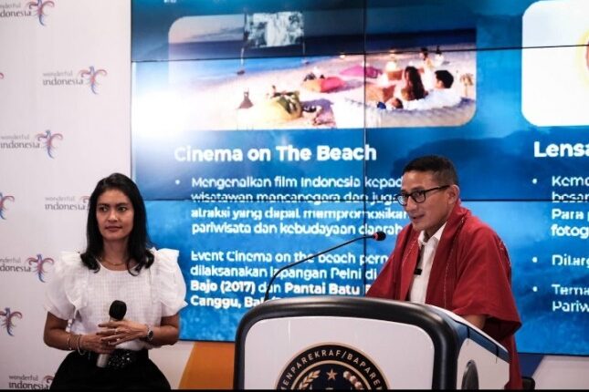 Menparekraf Sandiaga Uno bersama Aktris, Sutradara, Produser, dan penggagas Cinema on The Beach Lola Amaria dalam acara "Weekly Brief With Sandi Uno" di Gedung Sapta Pesona, Jakarta.