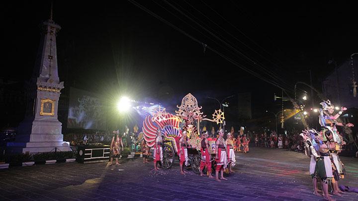 Peserta mengikuti pawai saat acara Wayang Jogja Night Carnival (WJNC) #3 di Tugu Pal Putih, DI Yogyakarta, Ahad, 7 Oktober 2018. ANTARA/Andreas Fitri Atmok