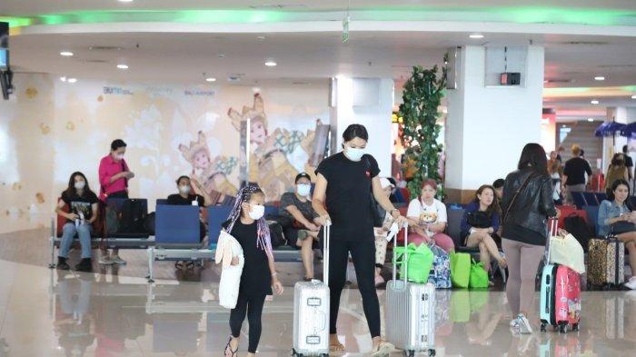 Rata-rata di bulan Agustus ini, Bandara Internasional Ngurah Rai Bali, melayani kurang lebih 20.000 penumpang domestik dan internasional per harinya,” imbuhnya. Hal tersebut mengalami penurunan, jika dibandingkan dengan Juli di mana rata-rata penumpang per hari berada pada kisaran 28.000 penumpang. Namun hal tersebut, adalah hal yang lumrah karena di bulan Agustus ini termasuk dalam low season. “Kami berharap dengan berlakunya peraturan perjalanan terbaru SE 77 ini, tidak memengaruhi trafik lalu lintas penumpang di Bandara Ngurah Rai Bali secara signifikan,” kata Handy. Selain itu, Handy menambahkan saat ini terdapat fasilitas pelayanan vaksinasi yang tersedia di Bandara Ngurah Rai Bali. (ist)