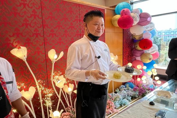 Varian kue bulan panggang tradisional hingga kue bulan snow skin JW Mooncakes di Pearl Chinese Restaurant di JW Marriott Hotel Jakarta. - (Republika/Umi Nur Fadilah)