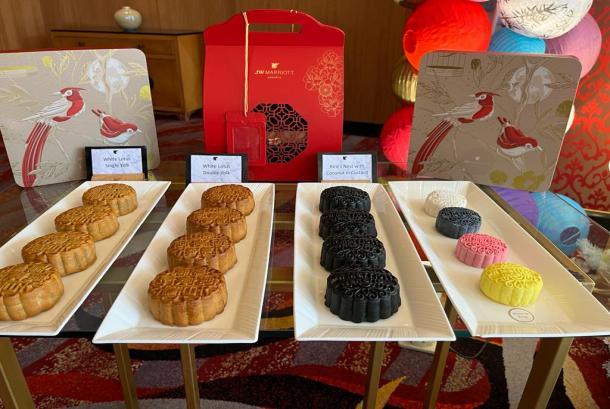 Varian kue bulan panggang tradisional hingga kue bulan snow skin JW Mooncakes di Pearl Chinese Restaurant di JW Marriott Hotel Jakarta. - (Republika/Umi Nur Fadilah)