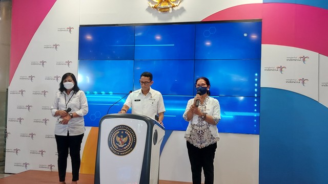 Kepala Biro Komunikasi Kemenparekraf I Gusti Ayu Dewi Hendriyani, Menparekraf Sandiaga Uno, Sekretaris Kemenparekraf Ni Wayan Giri Andyani (ki-ka) saat memberikan keterangan resmi Weekly Press Briefing Kemenparekraf di Gedung Sapta Pesona, Jakarta. Foto: Gitario Vista Inasis/kumparan