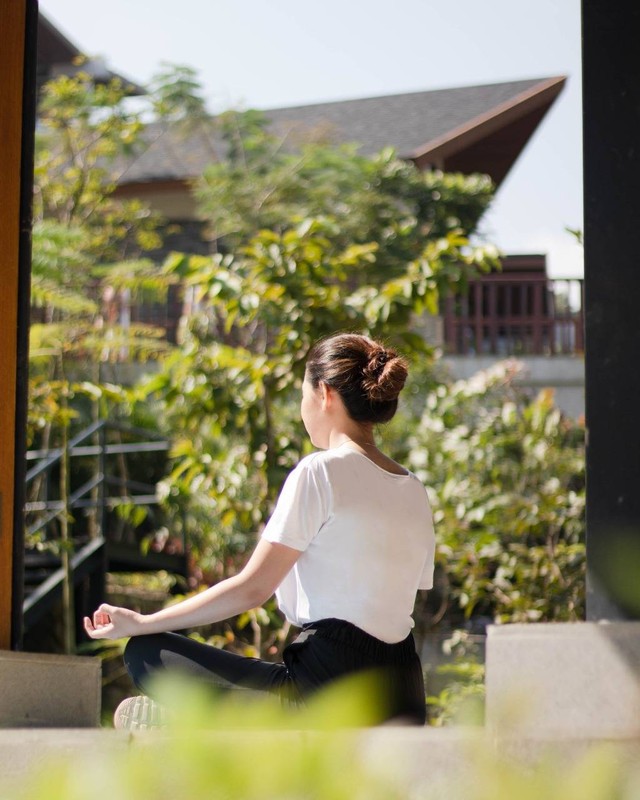 lustrasi tamu hotel yang sedang bermeditasi. Foto: Dok. Pullman Vimala Hills