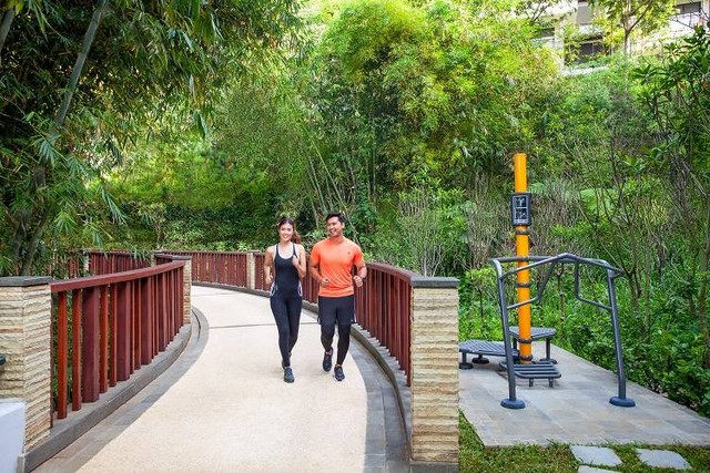 Tamu yang sedang jogging di sekitar area hotel Pullman Ciawi Vimala Hills.  Foto: Dok. Pullman Vimala Hills