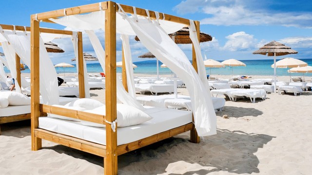 Ilustrasi beach club. Foto: nito/Shutterstock