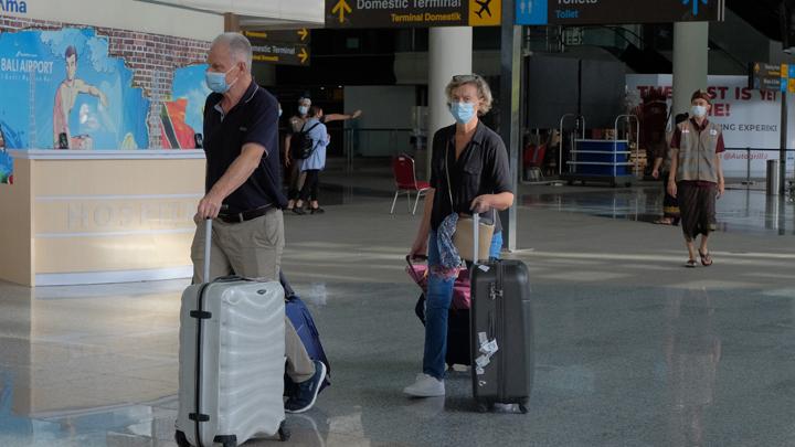 Wisatawan mancanegara tiba di Bandara Internasional I Gusti Ngurah Rai, Badung, Bali, Senin, 7 Maret 2022. Bali juga menerapkan layanan Visa on Arrival (VOA) bagi PPLN khusus yang datang dari 23 negara yang berlaku pada Senin (7/3). ANTARA FOTO/Nyoman Hendra Wibowo