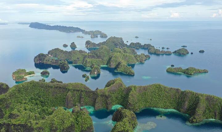 Barisan pulau di Raja Ampat, Papua Barat