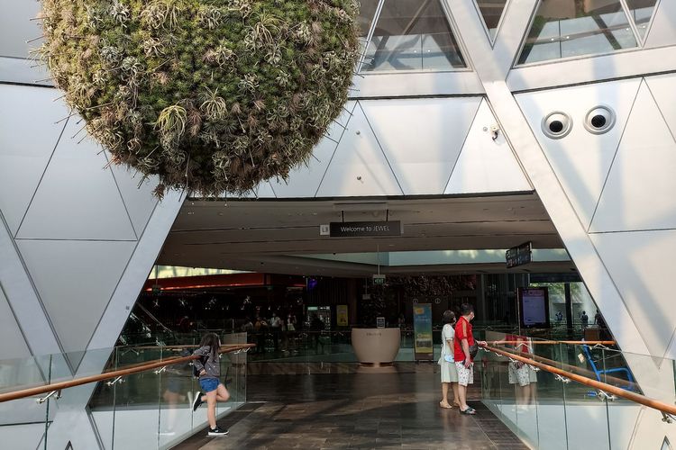 Jewel di Bandara Changi Singapura menjadi atraksi yang diminati wisatawan sejak diperkenalkan pada 2019.(KOMPAS.com/NABILLA TASHANDRA)