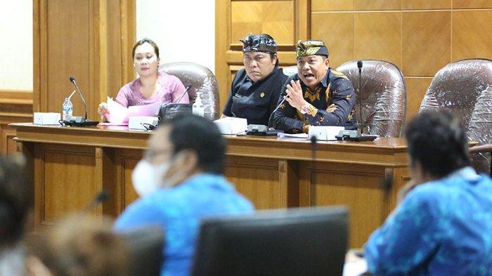 Komisi IV DPRD Badung saat melaksanakan pertemuan antara pihak manajemen Wina Holiday Villa Kuta dengan FSP Bali serta Dinas Perindustrian dan Tenaga Kerja (Disperinaker) Badung pada Kamis 8 September 2022.