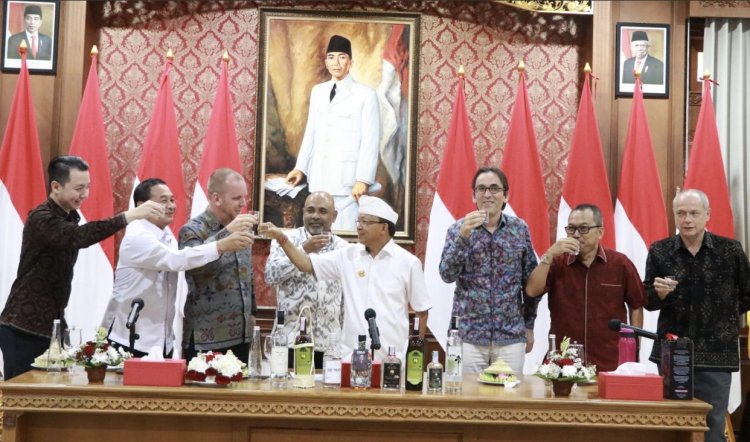 Toast arak Bali usai penandatanganan nota kesepahaman di Gedung Gajah, Jayasabha, Denpasar, pada Rabu (07/09). (Foto: istimewa)