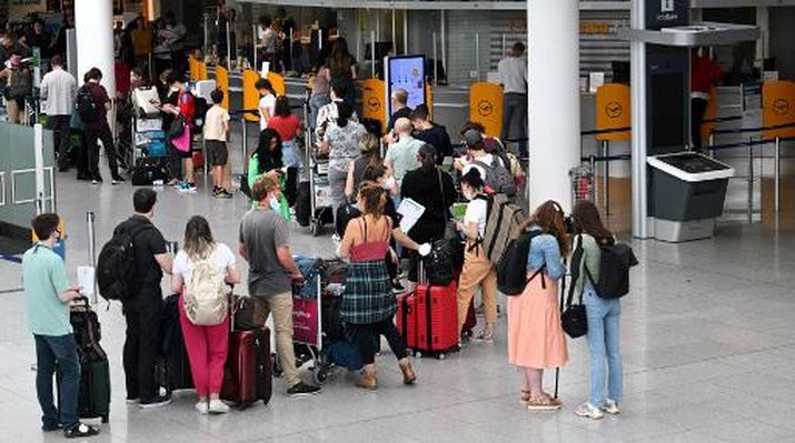 Foto: Penumpang pesawat Lufthansa di Jerman terbengkalai imbas staf dan karyawan mogok masal. (AFP/CHRISTOF STACHE)