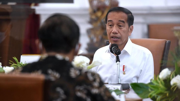 Foto: Presiden Joko Widodo memimpin rapat bersama jajarannya yang secara khusus membahas mengenai visa on arrival (VoA) dan Kartu Izin Tinggal Terbatas (Kitas). Rapat tersebut digelar di Istana Merdeka, Jakarta, pada Jumat, 9 September 2022. (Foto: Lukas - Biro Pers Sekretariat Presiden)