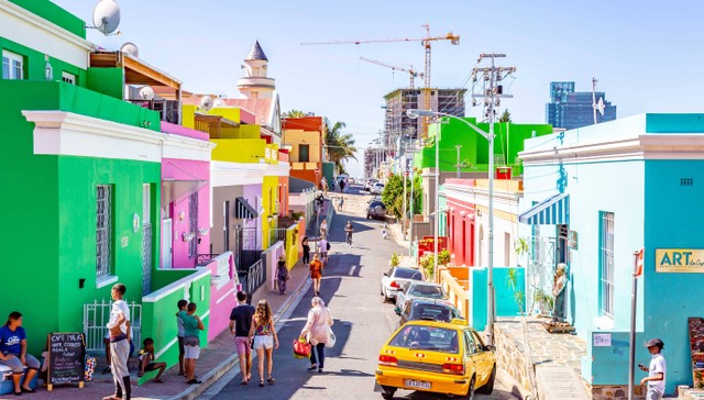 Wisatawan yang memadati kota Bo-Kaap di Cape Town, Afrika Selatan. Foto: Finn stock/Shutterstock