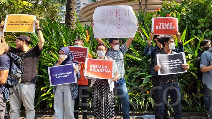 Acara kick off sosialisasi Rancangan Kitab Undang-Undang Hukum Pidana (RKUHP) di Hotel Ayana Mid Plaza, Jakarta pada Selasa, 23 Agustus 2022, diwarnai aksi penolakan oleh Aliansi Nasional RKUHP. Dewi Nurita/TEMPO