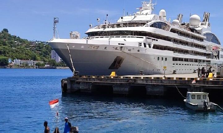 Kapal pesiar berbendera Perancis Le Soleal yang membawa 201 wisatawan tiba di Pelabuhan Jayapura, Papua Selasa, 4 Oktober 2022. ANTARA/Evarukdijati