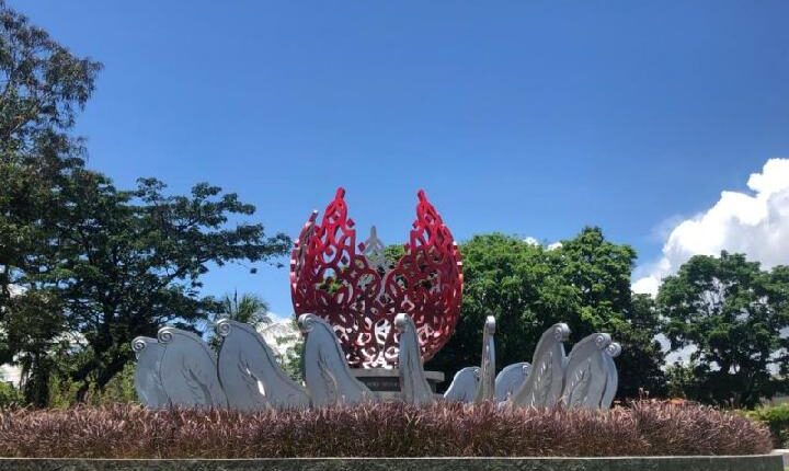 Monumen KTT G20 dengan ukiran nama-nama negara peserta di tengahnya yang dibangun di kawasan Tahura Mangrove, Denpasar, Bali, Minggu (23/10/2022). ANTARA/Ni Putu Putri Muliantari
