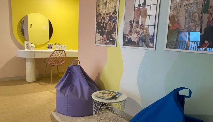 Sarang Army, sebuah kamar apartemen bertema BTS yang disewakan di Jakarta Barat, memiliki pernak-pernik khas BTS dan dekorasi estetik. (KOMPAS.com/FAQIHAH MUHARROROH ITSNAINI)