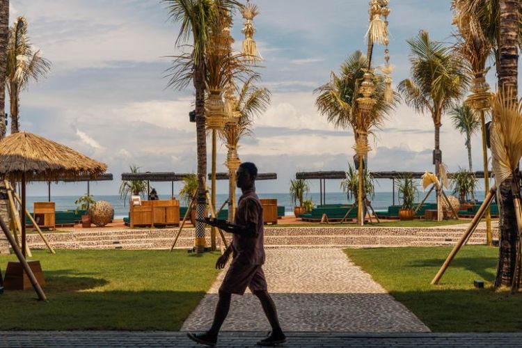 Pengunjung dapat bersantai di pinggir pantai dari beach club. (DOK. Desa Potato Head.)