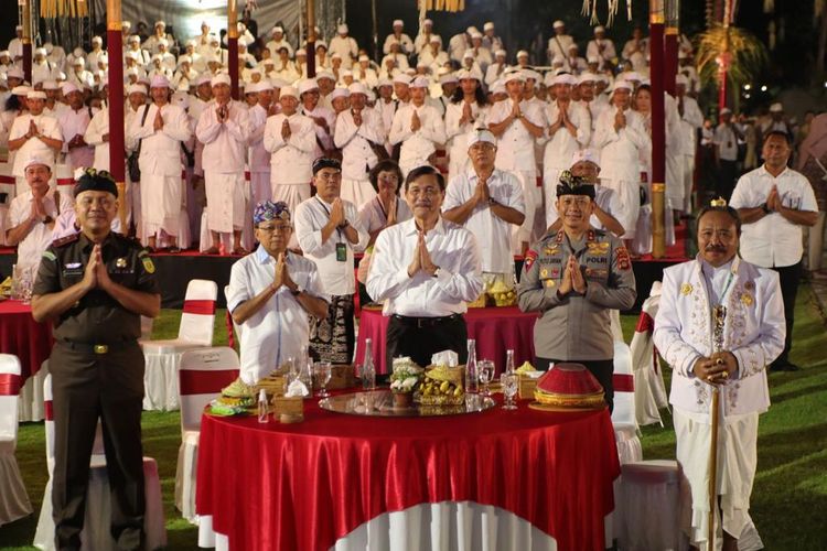 Menko Bidang Kemaritiman dan Investasi, Luhut Binsar Pandjaitan berdoa bersama dengan 150.000 orang terdiri dari Gubernur Bali beserta pemangku adat untuk kelancaran pelaksanaan KTT G20 di Nusa Dua, Bali, Rabu (26/10/2022) malam.(Dokumentasi Kemenko Marves)