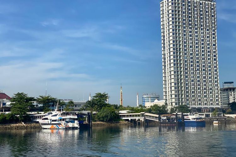 Suasana Pelabuhan Ferry Internasional Batam Centre perlahan mulai ramai, hal ini juga seiring dengan menurunnya harga tiket Batam - Singapura dan sebaliknya (PP).(KOMPAS.COM/HADI MAULANA)