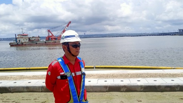 Kapal pengeruk di Pantai Pelabuhan Benoa Bali oleh PTPP