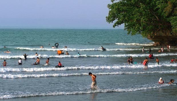 Sejumlah pengunjung berenang di pantai Batu Karas, Pangandaran, Jawa Barat. TEMPO/Arie Basuki
