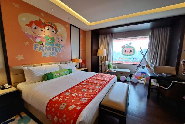 Hotel Fairmont Jakarta menghadirkan 12 kamar spesial bertema CoComelon untuk menyasar konsumen keluarga. - (Republika/Shelbi Asrianti)