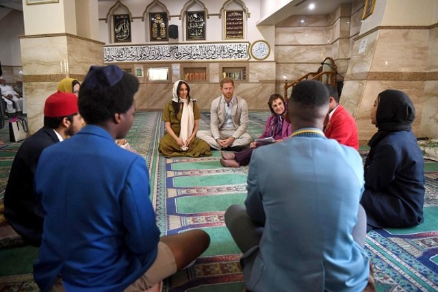 Pangeran Harry (kiri), bersama Meghan Markle berbincang saat mengunjungi masjid tertua di Bo Kaap, Afrika, Selasa (24/9/2019). Foto: Getty Images/pool/Tim Rooke
