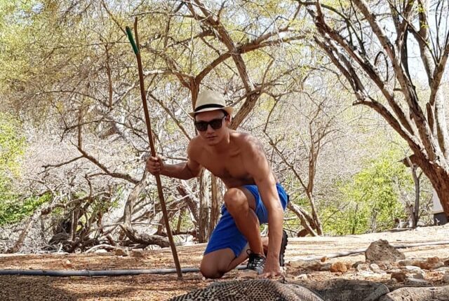 Tak lupa, Christian juga mengunjungi Pulau Rinca dan berpose dengan salah satu hewan paling purba di dunia, yaitu komodo. Foto: Instagram @csugiono