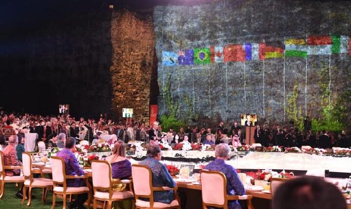 Para pemimpin dan delegasi G20 menikmati santap malam yang disuguhkan Presiden RI Jokowi dan Ibu Negara Iriana Joko Widodo di GWK, Bali, Selasa 15 November 2022. ANTARA/HO-Biro Pers Sekretariat Presiden