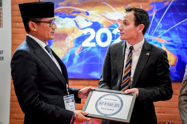 Menparekraf Sandiaga Uno menerima penghargaan dari Lonely Planet atas terpilihnya Raja Ampat menjadi satu dari enam destinasi global dari seluruh dunia yang direkomendasikan sebagai destinasi yang harus dikunjungi pada tahun 2023 sebagai 'unwind destination' atau dengan kata lain destinasi yang terkenal dengan keindahan bawah lautnya, London, Selasa, 8 November 2022