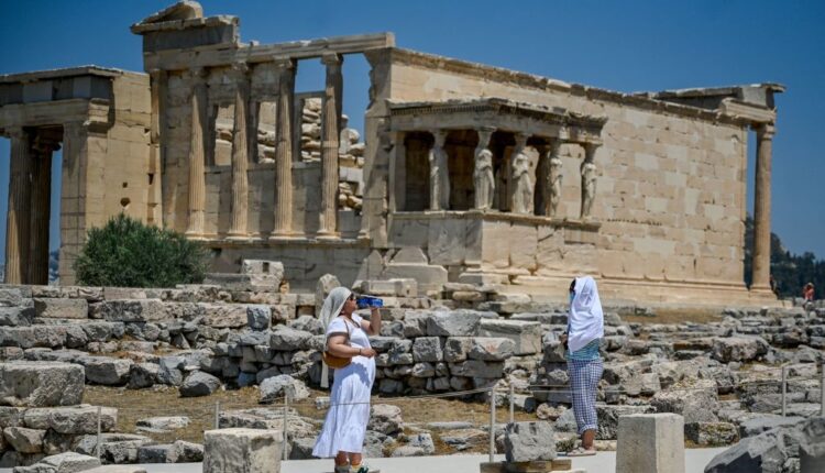 Turis di Acropolis, Athena kepanasan saat suhu udara mencapai 42 derajat celsius pada 24 Juli 2022. (Louisa Goulimaki/AFP via Getty Images) Foto: AFP via Getty Images/LOUISA GOULIAMAKI