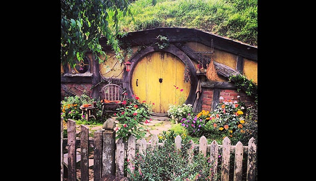 Sebuah rumah kurcaci Hobbit dalam film the Hobbit. Hobbiton movie set, North Island, Selandia baru. Tempat ini sekaligus tempat syuting dari film Lord of The Ring, dalam film tersebut diceritakan sebuah desa bernama Shire yang dihuni kaum Hobbit.22 Febuari 2014. Getty Images.