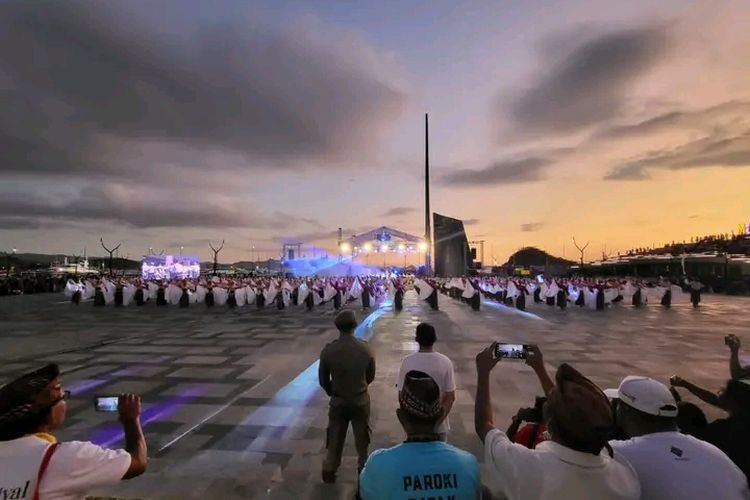 Foto : Masyarakat dan wisatawan mengikuti Festival Golo Koe lAbuan Bajo, di Waterfront City Labuan Bajo, pada Senin (8/8/2022).(Dokumen Panitia Pelaksana Festival Golo Koe Labuan Bajo)