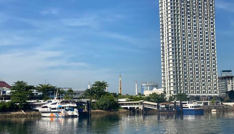 “Untuk mengajukan VKBP, orang asing pelaku bisnis wajib memiliki penjamin berupa korporasi atau perusahaan di Indonesia. Pengajuan VKBP dilakukan oleh penjamin, baik secara online melalui website visa-online.imigrasi.go.id maupun melalui Perwakilan RI di luar negeri,” terang Widodo. Ia melanjutkan, biaya penerimaan negara bukan pajak (PNBP) yang dikenakan yakni sebesar Rp 3 juta per orang per tahun. Direktur Utama PT Taman Resor Internet (BUPP KEK Nongsa) Mike Wiluan mengatakan, kebijakan second home visa memberikan kemudahan, terutama bagi WNA yang sudah lama tinggal dan berinvestasi di Indonesia.