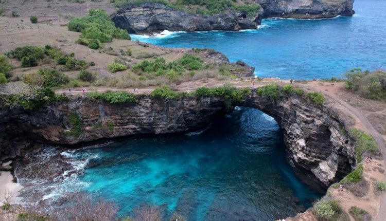 Foto udara wisatawan mengunjungi Broken Beach, Nusa Penida, Klungkung, Bali. Foto: ANTARA/Fikri Yusuf