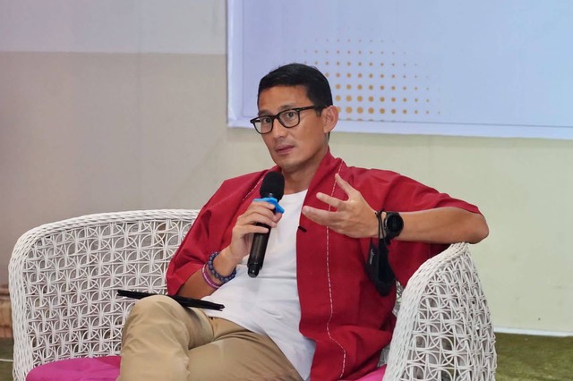 Menparekraf Sandiaga Uno berbincang dengan puluhan pelaku UMKM dan Industri Kecil Menengah (IKM) di Hotel Bukit Pelangi, Kecamatan Ternate Selatan, Kota Ternate, Maluku Utara. Foto: Dok. Istimewa