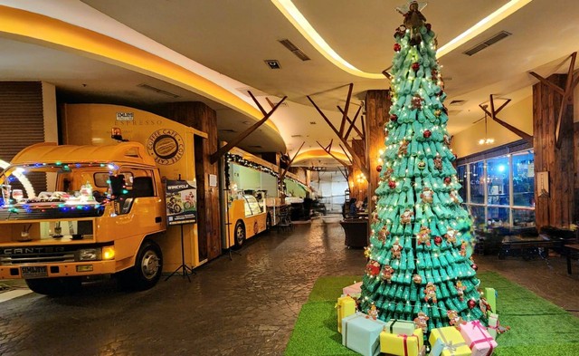 Pohon Natal yang disusun dari ratusan botol plastik bekas ini dipajang di lobi Hotel Mercure Surabaya Grand Mirama. Foto-foto: Masruroh/Basra