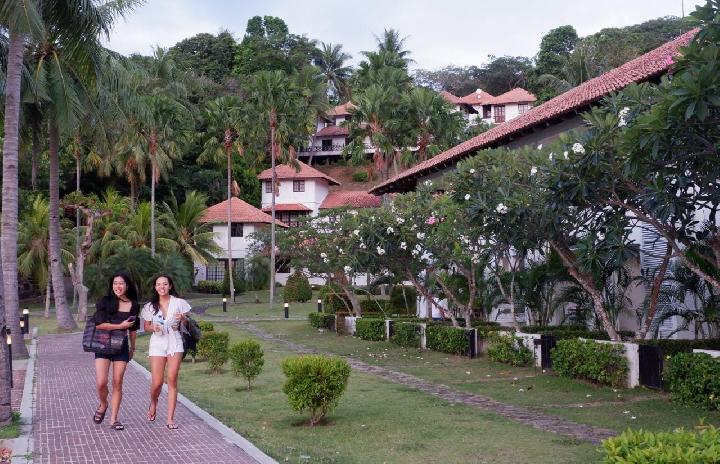 Wisatawan domestik saat berlibur di kawasan Nongsa Point Marina Nongsa Kota Batam. TEMPO/Yogi Eka