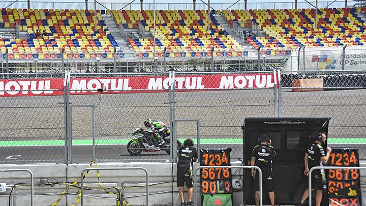 Pembalap WSBK melintas dekat tribun yang sepi penonton saat sesi latihan bebas pertama (Free Practice 1) balapan World Superbike (WSBK) 2022 di Pertamina Mandalika International Street Circuit di KEK Mandalika, Desa Kuta, Kecamatan Pujut, Praya, Lombok Tengah, NTB, Jumat 11 November 2022. Hari pertama gelaran WSBK Mandalika tribun penonton masih tampak sepi yang ada hanya petugas keamanan, petugas pengendali kerumunan serta stakeholder yang sedang bertugas.ANTARA FOTO/Ahmad Subaidi/nz