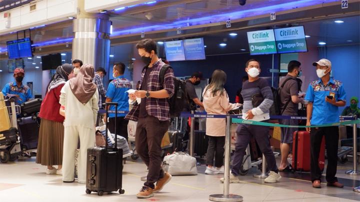 Beberapa penumpang antre di Bandara Hang Nadim Kota Batam, Provinsi Kepri. Foto: Yogi Eka Sahputra