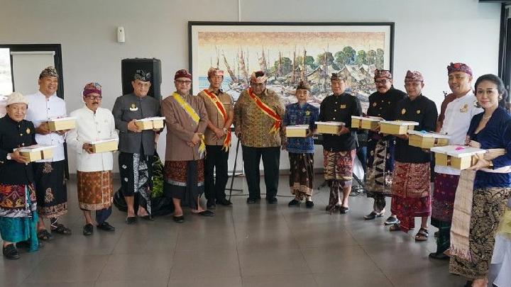 Pertemuan antara PT BIBU Panji Sakti dengan 11 Raja Bali yang dihadiri oleh Komisaris Utama PT BIBU Panji Sakti, Jenderal Pol (Purn) Sutarman, CEO BIBU Erwanto Sad Adiatmoko, jajaran Komisaris dan Direksi BIBU, yang berlangsung di Bogor, Jawa Barat belum lama ini. Turut hadir dalam pertemuan tersebut Ida Dalem Semara Putra, Penglingsir Puri Agung Klungkung, yang juga Ketua Paiketan Penglingsir Puri Agung yang ada di seluruh Bali dan Penglingsir Puri Singaraja A.A. Ngurah Ugrasena. ANTARA/HO-PT BIBU