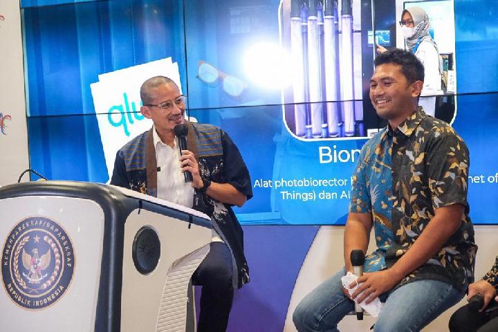 Menteri Pariwisata dan Ekonomi Kreatif Sandiaga Uno saat berbincang dengan CEO Qlue Rama Aditya dalam acara penandatanganan MoU soal kolaborasi pariwisata berkelanjutan. Dok. Kemenpar