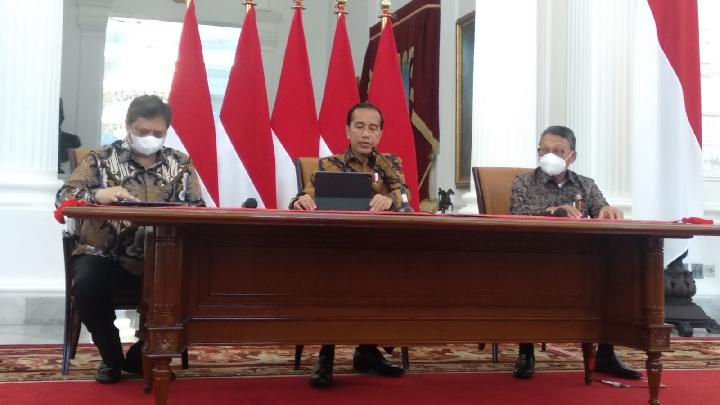 Presiden Joko Widodo, Menteri Koordinator Perekonomian Airlangga Hartarto, dan Menteri ESDM Arifin Tasrif mengumumkan ekspor bijih bauksit per Juni 2023 di Istana Negara, Jakarta, Rabu, 21 Desember 2022. Tempo/Fajar Pebrianto