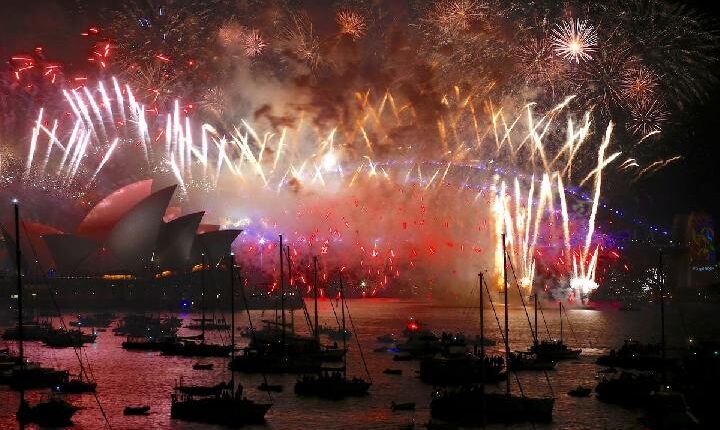 Kembang api menerangi Sydney Harbour Bridge dan Sydney Opera House selama perayaan tahun baru di Sydney, Australia, 1 Januari 2018. REUTERS/David Gray/File Foto