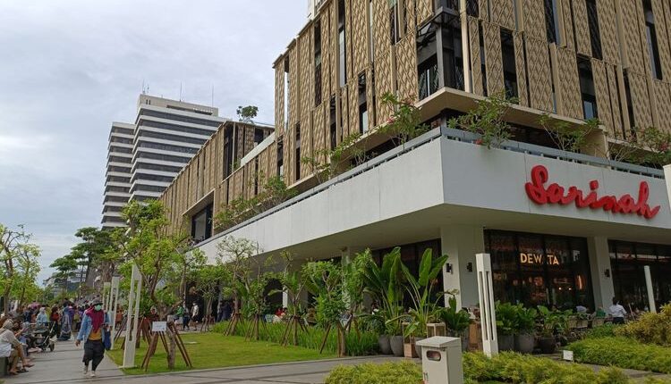 Suasana pelataran Sarinah pada sore hari saat akhir pekan.(KOMPAS.com/NABILLA TASHANDRA)