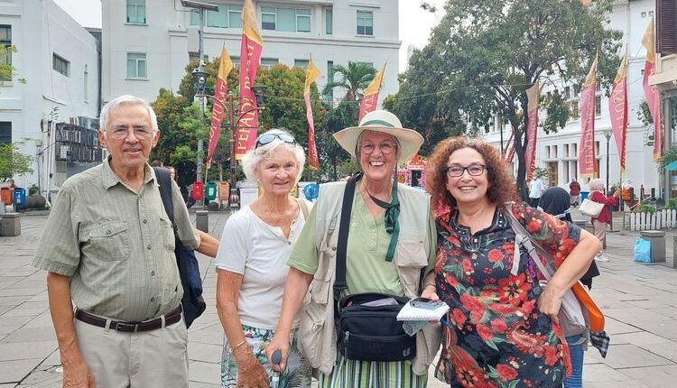 Turis asing asal Belanda memgunjungi Kota Tua Jakarta untuk mengenang masa kecil di Batavia, Kamis (22/9/2022).(Kompas.com/MITA AMALIA HAPSARI)