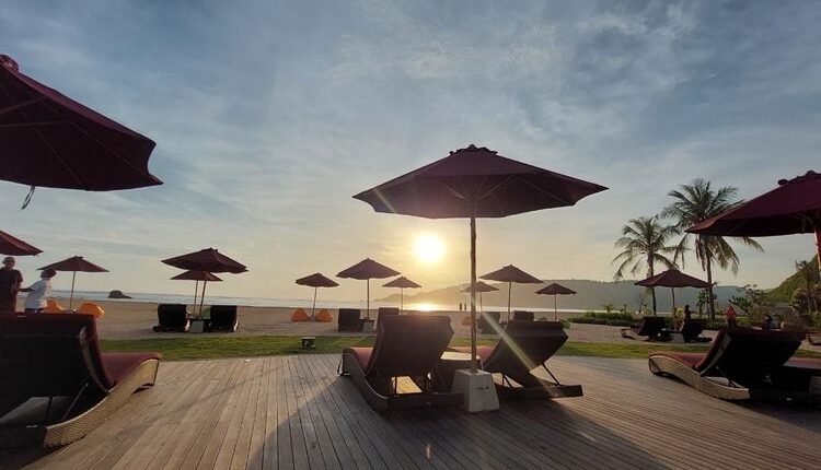 Suasana matahari terbenam (sunset) di Pantai Mandalika, pantai ini terletak di area Pullman Lombok Merujani Mandalika Beach Resort di kawasan Mandalika, Kelurahan Kuta, Kecamatan Pujut, Kabupaten Lombok Tengah.(KOMPAS.com/MUHAMMAD NAUFAL)