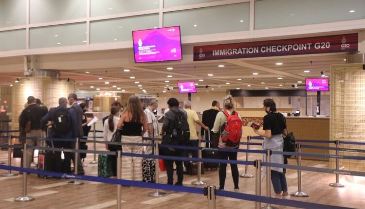 Kedatangan wisatawan asing di Bandara Internasional Ngurah Rai Bali.(Humas Kanwil Kemenkumham RI Bali)